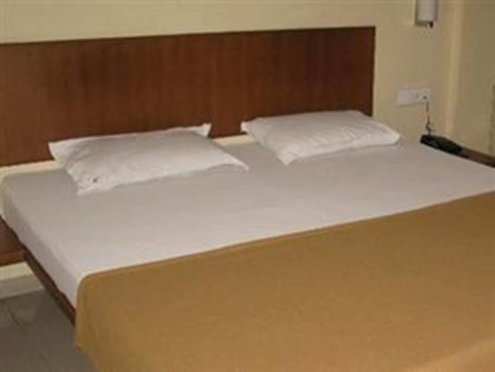 Oyo 1194 Hotel Gulmohr Пюн Екстериор снимка